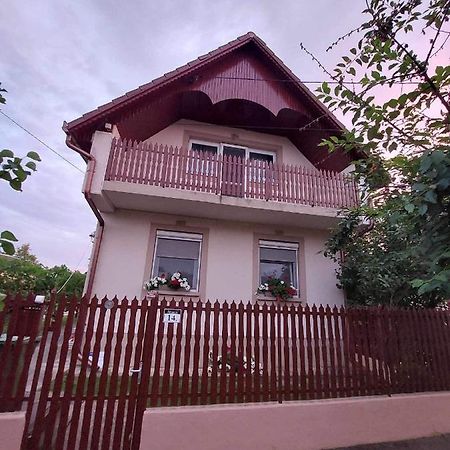 Almos Vendeghaz Apartment ไฮจ์ดุสโซบอสโล ภายนอก รูปภาพ