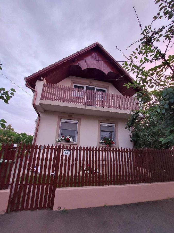 Almos Vendeghaz Apartment ไฮจ์ดุสโซบอสโล ภายนอก รูปภาพ