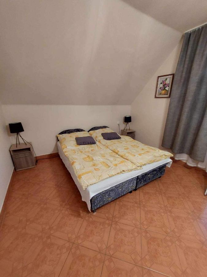 Almos Vendeghaz Apartment ไฮจ์ดุสโซบอสโล ภายนอก รูปภาพ
