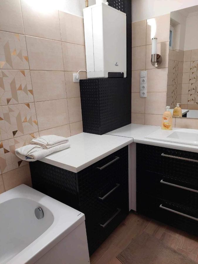 Almos Vendeghaz Apartment ไฮจ์ดุสโซบอสโล ภายนอก รูปภาพ