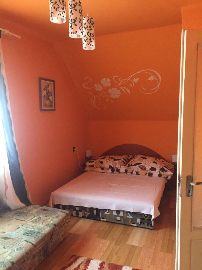 Almos Vendeghaz Apartment ไฮจ์ดุสโซบอสโล ภายนอก รูปภาพ